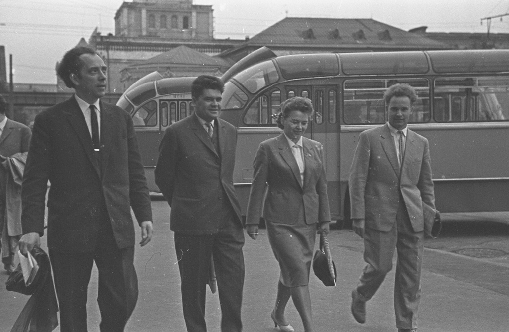 Поэт Вацис Реймерис в дни проведения пленума ЦК КПСС, июнь 1963, г. Москва. Выставка «Московский автобус» с этой фотографией.