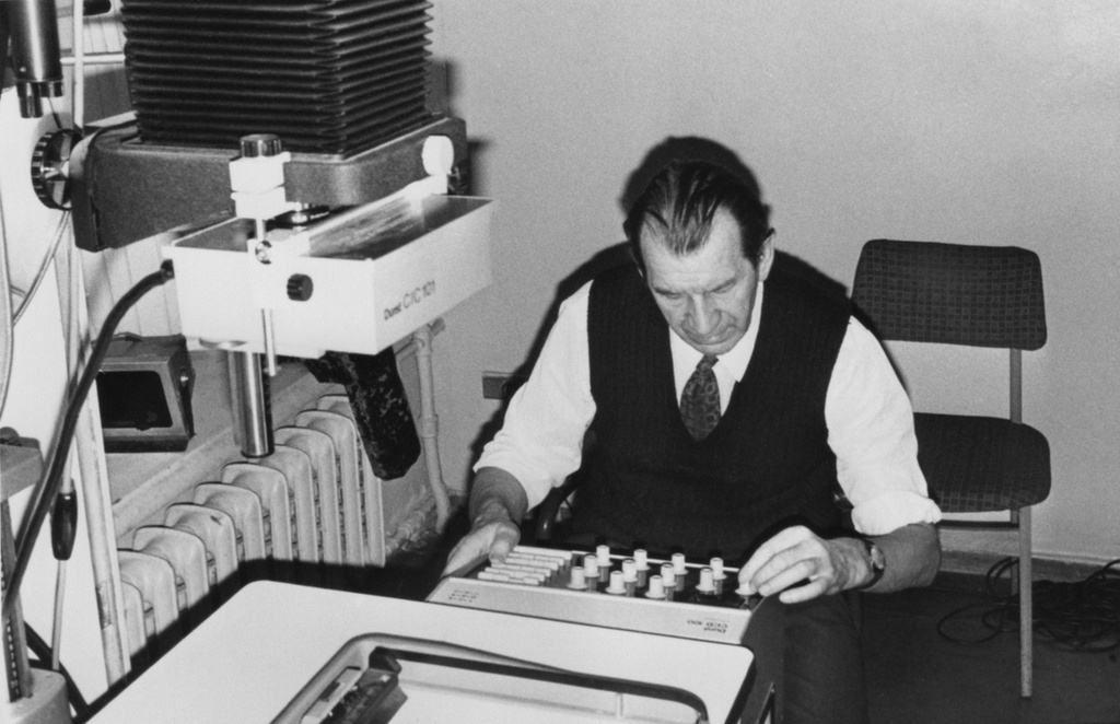 Фото "Борис Косарев в фотолаборатории", 1 января 1970 - 31 января 1989 ...