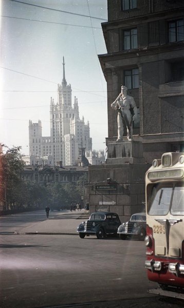 Фото "Вид с Яузского бульвара на высотное здание на Котельнической ...