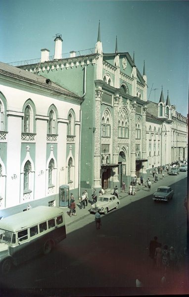 Здание Историко-Архивного института на улице 25-го Октября, 1960-е, г. Москва. Ныне Никольская улица.Здание построено по проекту архитекторов Алексея Бакарева и Ивана Мироновского в 1811–1815 годах. В настоящее время в здании находится Историко-архивный институт Российского государственного гуманитарного университета (РГГУ).&nbsp;