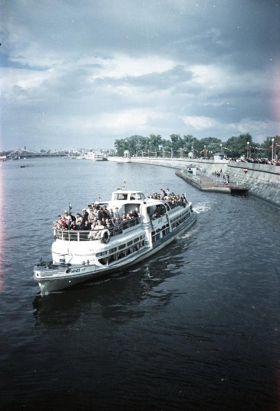 Речной трамвай на Москве-реке, 1955 - 1959, г. Москва. Выставка «Привет, привет! Пока, пока!» с этой фотографией.