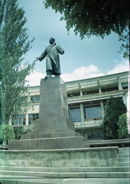 Памятник Серго Орджоникидзе перед санаторием им. Орджоникидзе, 1960-е, Ставропольский край, г. Кисловодск