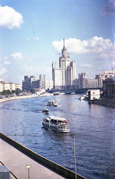 Вид на высотное здание на Котельнической набережной, 1960-е, г. Москва. Выставка «Привет, привет! Пока, пока!» с этой фотографией.