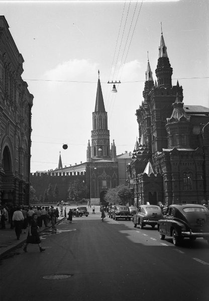 Фото "Улица 25 Октября", 1950-е, г. Москва - История России в фотографиях