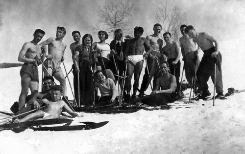 Студенты томских вузов на лыжной прогулке, 12 апреля 1936, г. Томск