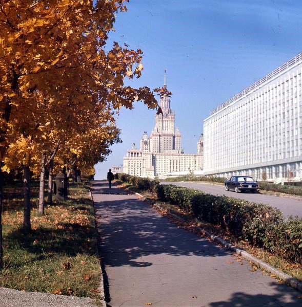 Вид на 1-й гуманитарный корпус и главное здание МГУ имени М. В. Ломоносова, 1970 - 1973, г. Москва