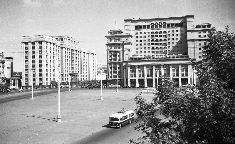 Манежная площадь. Гостиница «Москва», 1950-е, г. Москва. Выставка «Минск. Москва» с этой фотографией.