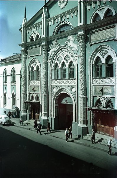 Фасад здания Историко-Архивного института на улице 25-го Октября, 1960-е, г. Москва. Ныне Никольская улица.Здание построено по проекту архитекторов Алексея Бакарева и Ивана Мироновского в 1811–1815 годах. В настоящее время в здании находится Историко-архивный институт Российского государственного гуманитарного университета (РГГУ).&nbsp;