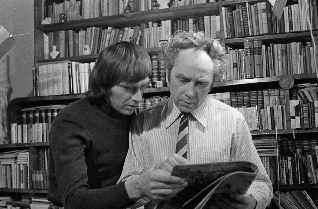 Фото "Поэт Вацис Реймерис с сыном Альгисом", 28 февраля 1974, Литовская ...