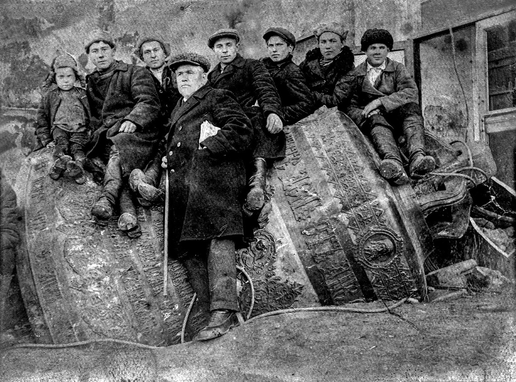 Сброшенный колокол Благовещенского собора, 1937 год, Рязанская обл,. г. Ряжск. В 1937 году колокола были сброшены. В 1939 году собор был взорван.