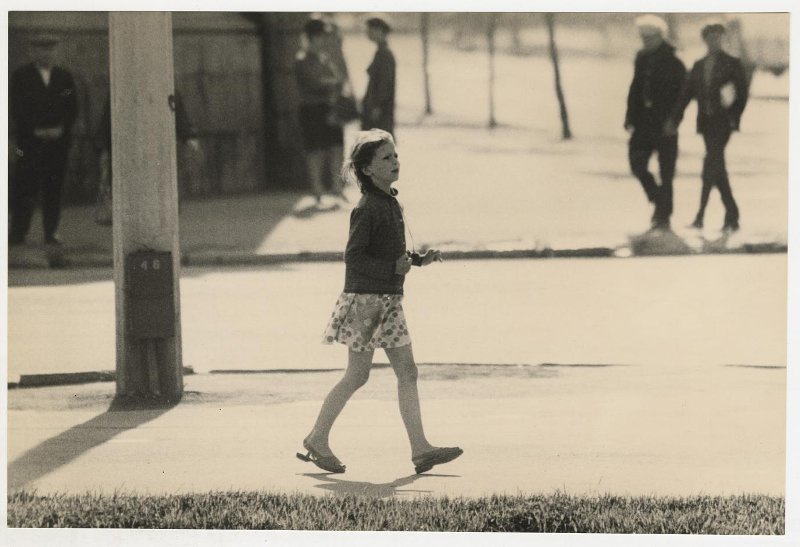 Без названия, июнь 1968, Сахалинская обл., г. Южно-Сахалинск. Выставка «На лето – босоножки» с этой фотографией.