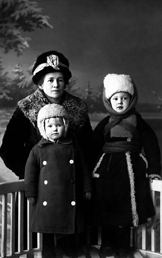 Семья Тютевых в 1916 году, 1916 год, Уфимская губ., г. Златоуст. На этой фотографии&nbsp;– четырехлетняя Наталья Дмитриевна Тютева (07.11.1912, Златоуст – 16.06.2002, Барнаул) с матерью Марией Михайловной Тютевой / Лыткиной (1886–1965) и старшим братом Андреем Дмитриевичем Тютёвым (1910–1941).&nbsp;Выставка «Россия в 1916 году» с этой фотографией.