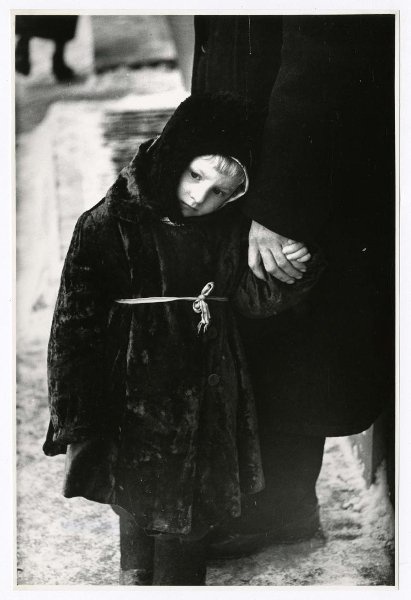 «Без подарка», январь 1959, г. Москва. Выставка «Сезон шапок» с этой фотографией.