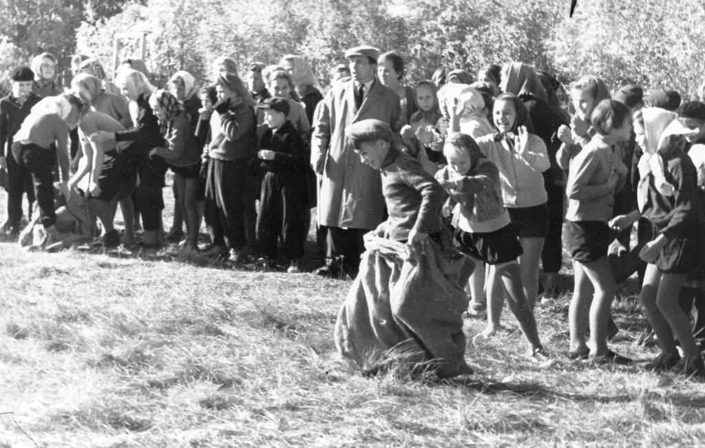 Школьные соревнования. Эстафета бег в мешках, 1 - 15 мая 1961. Фотография из архива пользователя Для-Поэтов И-Влюбленных.