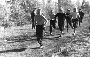 Школьные соревнования. Забег на 300 метров, 5 - 15 мая 1964. Фотография из архива пользователя Для-Поэтов И-Влюбленных.