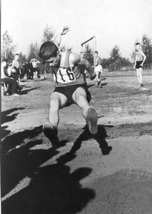 Школьные соревнования. Прыжки в длину, 1 - 15 мая 1965. Фотография из архива пользователя Для-Поэтов И-Влюбленных.