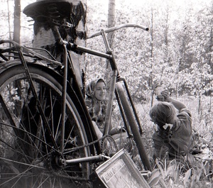 Отдых велосипедисток, июнь 1961. Фотография из архива пользователя Для-Поэтов И-Влюбленных.