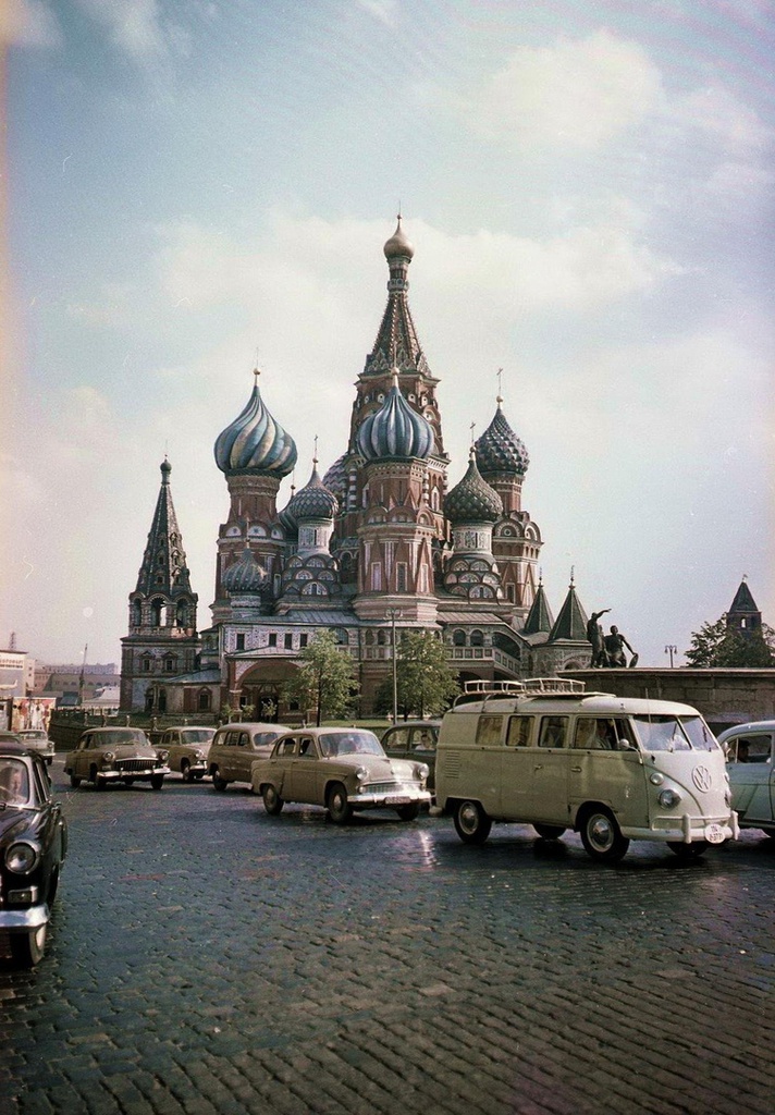 Покровский собор (собор Василия Блаженного), 1960-е, г. Москва. Строительство собора велось с 1555 по 1561 год. Собор состоит из десяти отдельных церквей, престолы которых освящены в честь праздников, приходившихся на дни решающих боев за Казань.Видео «Гражданину Минину и князю Пожарскому благодарная Россия» с этой фотографией.