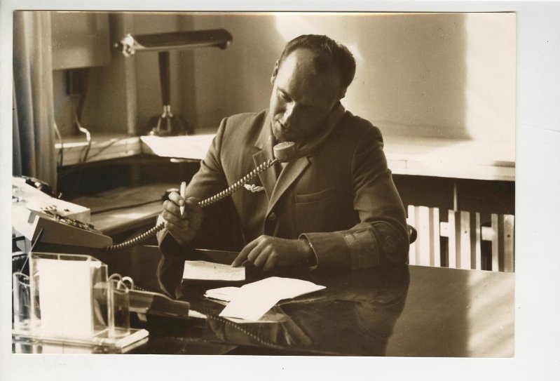 Начальник Челябинского вокзала Александр Иванович Балкашин, 1960-е, г. Челябинск. Выставка «У меня зазвонил телефон...» с этой фотографией.