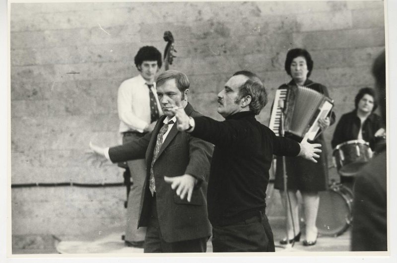 Георгий Данелия и Леонид Куравлев на съемках фильма «Афоня», 1974 год, г. Москва. Выставка «СССР в 1974 году» с этой фотографией.