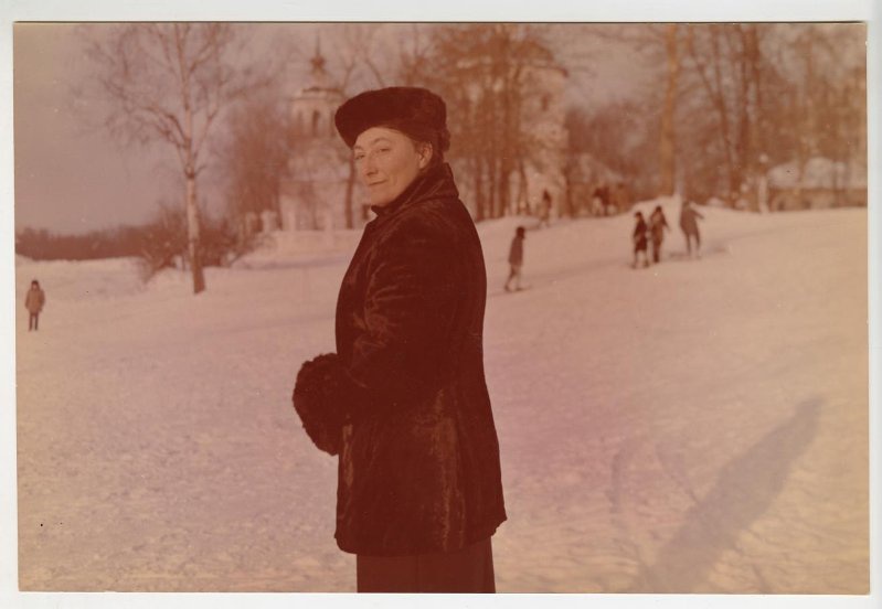 Людмила Бурова, январь 1982. Выставка «Забытый аксессуар» с этой фотографией.