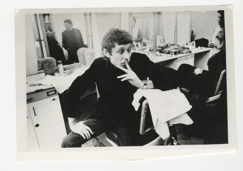 Олег Даль в гримерной, 1970 - 1973. Выставка «В гримерке» с этой фотографией.
