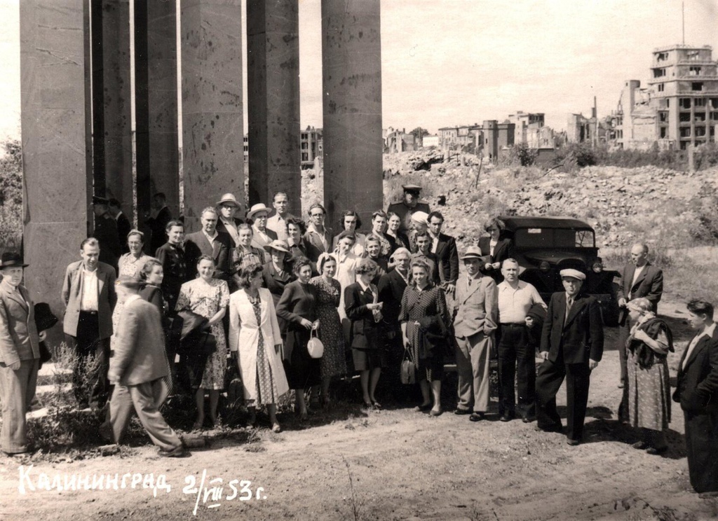 Экскурсия на могилу Канта, 2 августа 1953, Калининградская обл., г. Калининград. Выставка «Калининград» с этой фотографией.