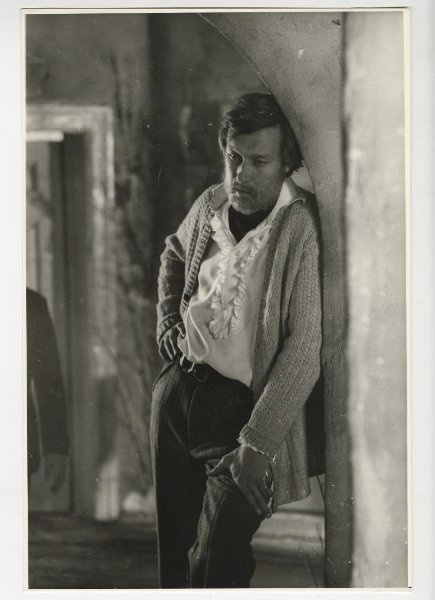 Олег Янковский на съемках фильма «Обыкновенное чудо», 1978 год, г. Москва. Выставка «Избранное из избранного» с этой фотографией.