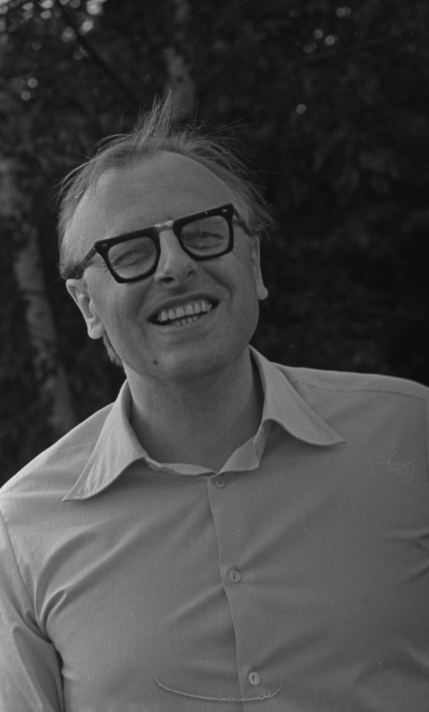 Фото "Писатель Матс Траат около гостиницы «Россия»", 30 июня 1981, г ...