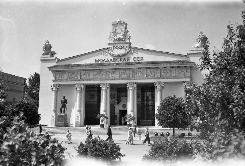 ВСХВ. Павильон «Молдавская ССР», 1954 - 1958, г. Москва. С 1964 года павильон&nbsp;«Стандарты».Выставка «Советская Молдавия» с этой фотографией.