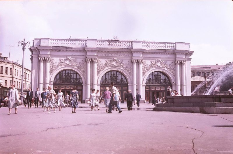 Наземный вестибюль станции метро «Арбатская» Арбатско-Покровской линии, 1960-е, г. Москва. В настоящее время вестибюль встроен в здание Генерального штаба Министерства обороны России. Первоначальный выход, выполненный в виде отдельного здания, оказался во внутреннем дворике здания и не используется пассажирами.