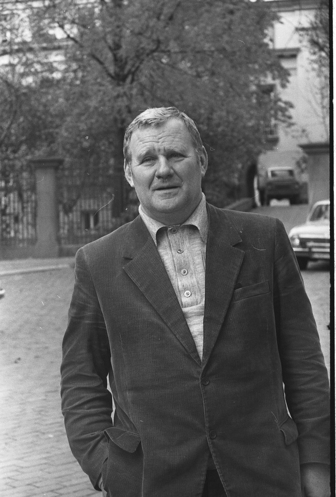 Фото "Писатель Витаутас Петкявичюс около Союза писателей Литвы в ...