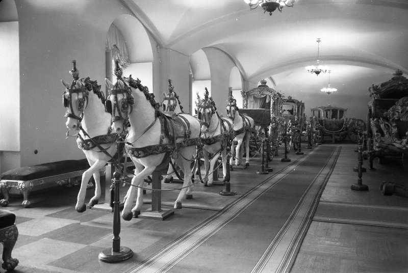 Оружейная палата Московского Кремля. Каретный зал, 1956 - 1965, г. Москва. Выставка «Оружейная палата. Сокровища империи» с этим снимком.