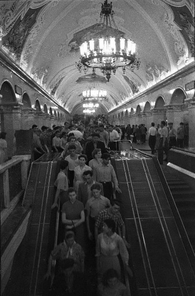 Пассажиры на станции метро «Комсомольская» Кольцевой линии Московского метро, 1960-е, г. Москва