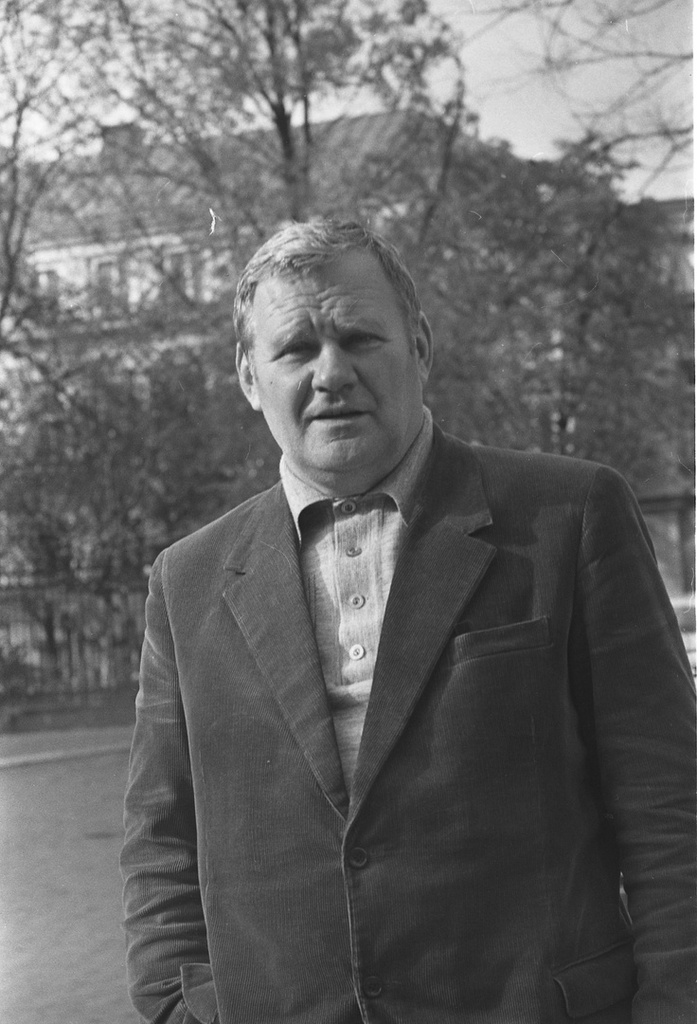 Фото "Писатель Витаутас Петкявичюс около Союза писателей Литвы в ...