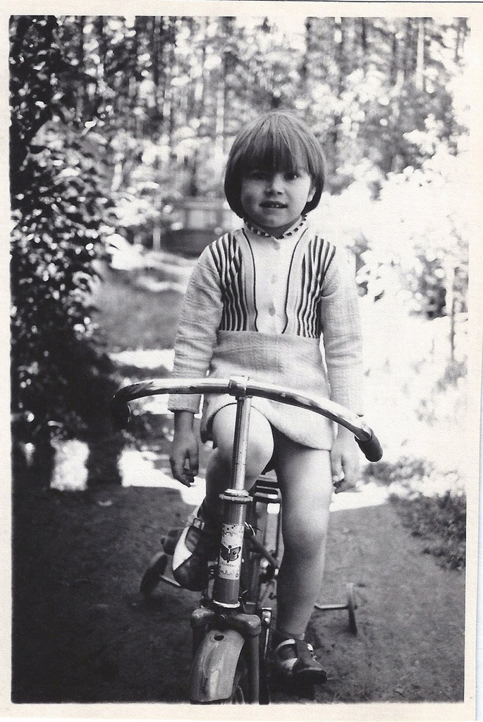 Маша и велосипед, август 1981, Московская обл., пгт. Кратово. Выставка «Последние дни лета» с этой фотографией.