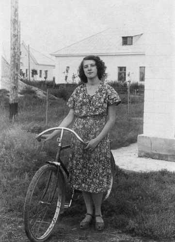 Девушка с велосипедом, 1954 год, Алтай