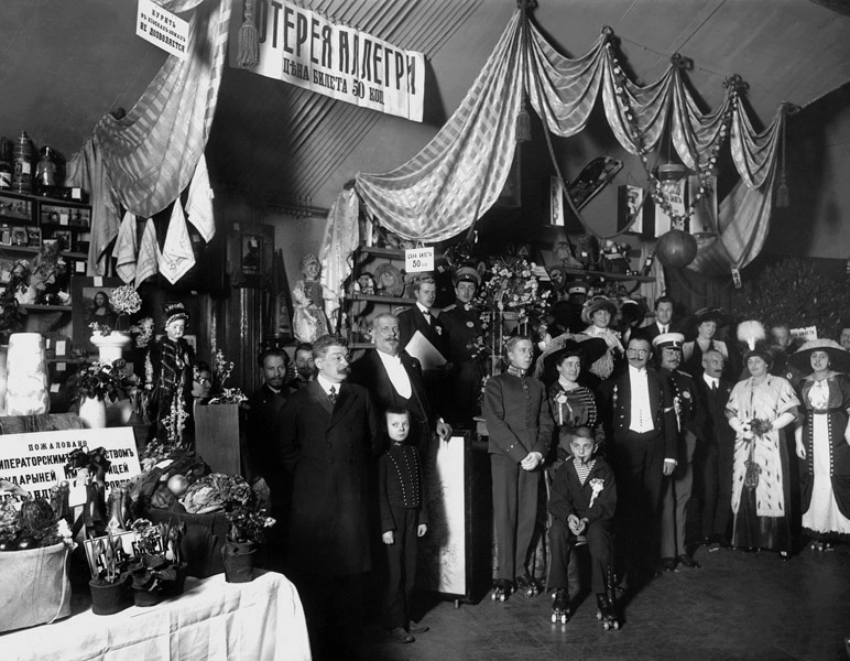 Участники и посетители благотворительного базара, 1911 год, г. Санкт-Петербург. Выставка «Дореволюционная Россия: торговля» с этой фотографией.&nbsp;