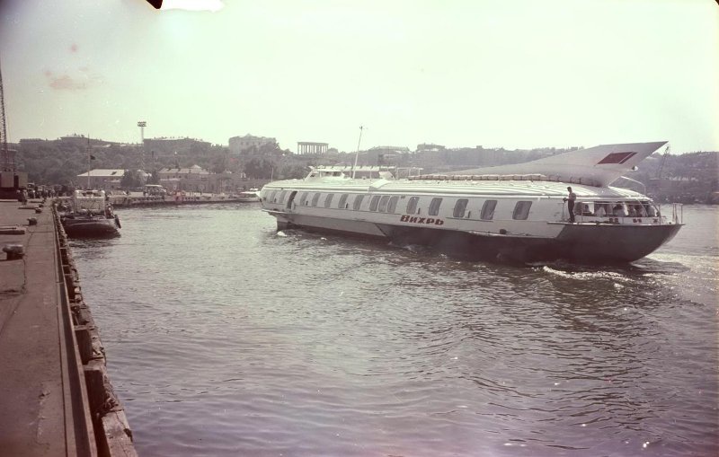 Судно на подводных крыльях «Вихрь» в морском порту, 1962 - 1964, Украинская ССР, г. Одесса. Выставка «Привет, привет! Пока, пока!» с этой фотографией.