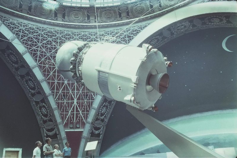 ВДНХ СССР. Космический корабль «Восток» в павильоне «Космос», 1968 - 1972, г. Москва. Выставка «Мама, я космонавт!» с этой фотографией.