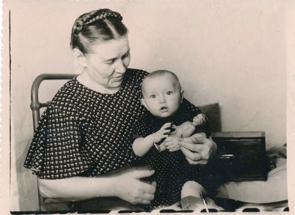 Фото "Бабушка и внучка. Портрет с пупсом", 1957 год, г. Тобольск ...