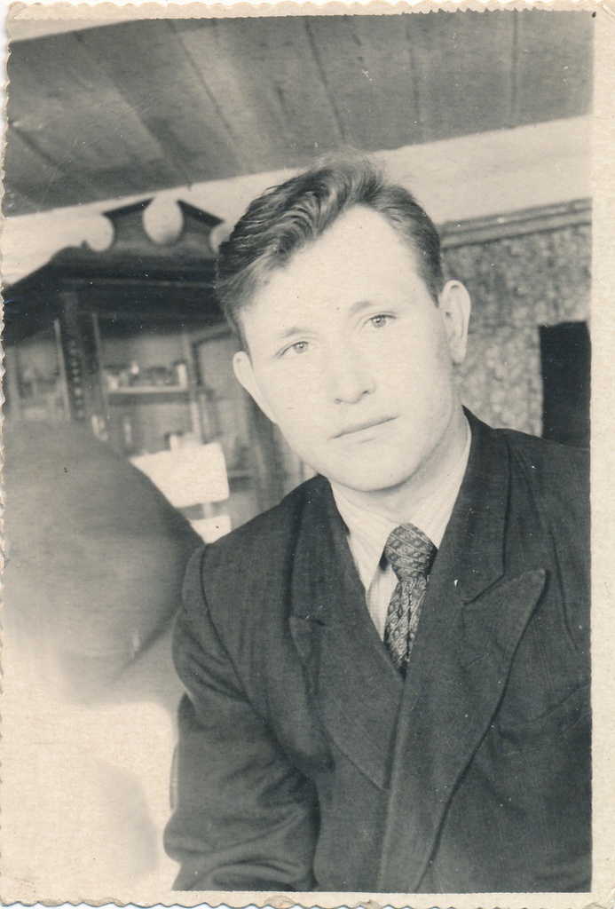 Лирический портрет молодого человека в деревенском доме, 1954 год, г. Тобольск, Савинский затон, дер. Лутовинино. Степан Акимович Лутовинин.Ныне улица Лутовинина.