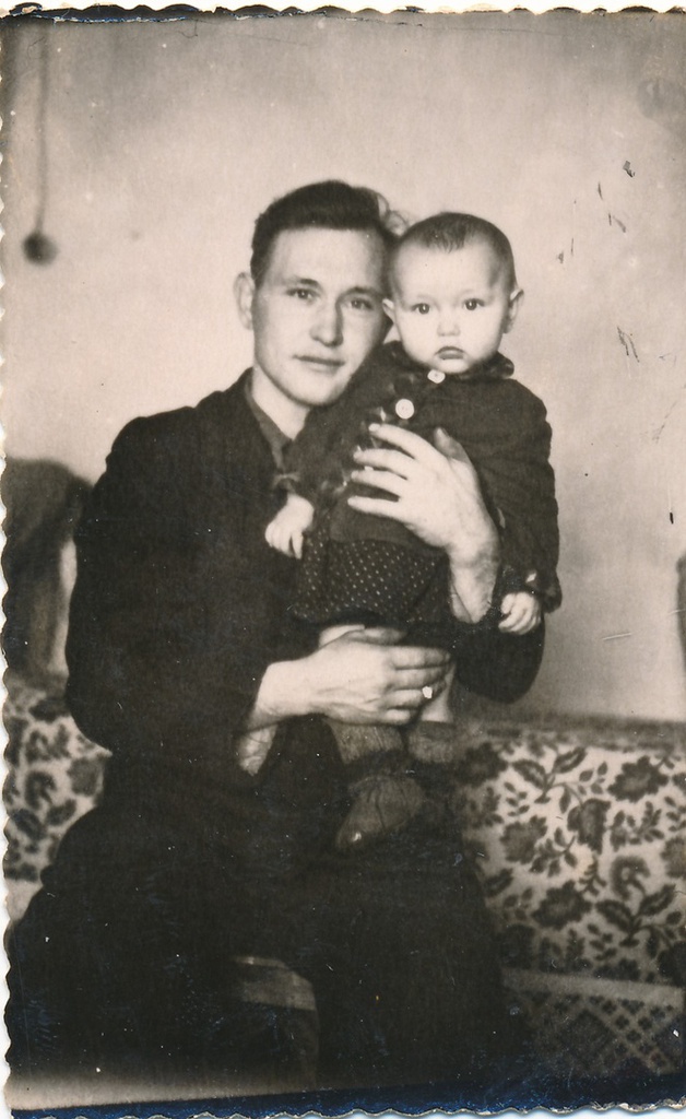 Фото "На руках отца", 1957 год, г. Тобольск, Савинский затон, дер ...