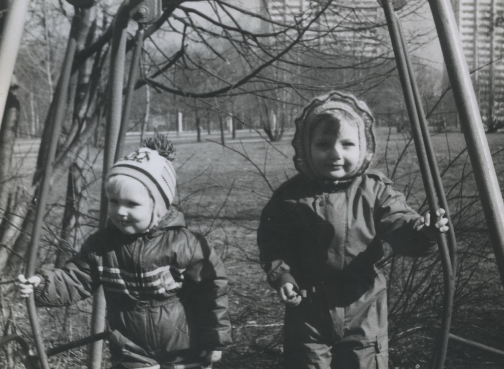 На площадке с сестрой, 1990 год, г. Москва. Татьяна Юрьевна Левченко и Вера Юрьевна Левченко.Выставка «Две сестры» с этой фотографией.