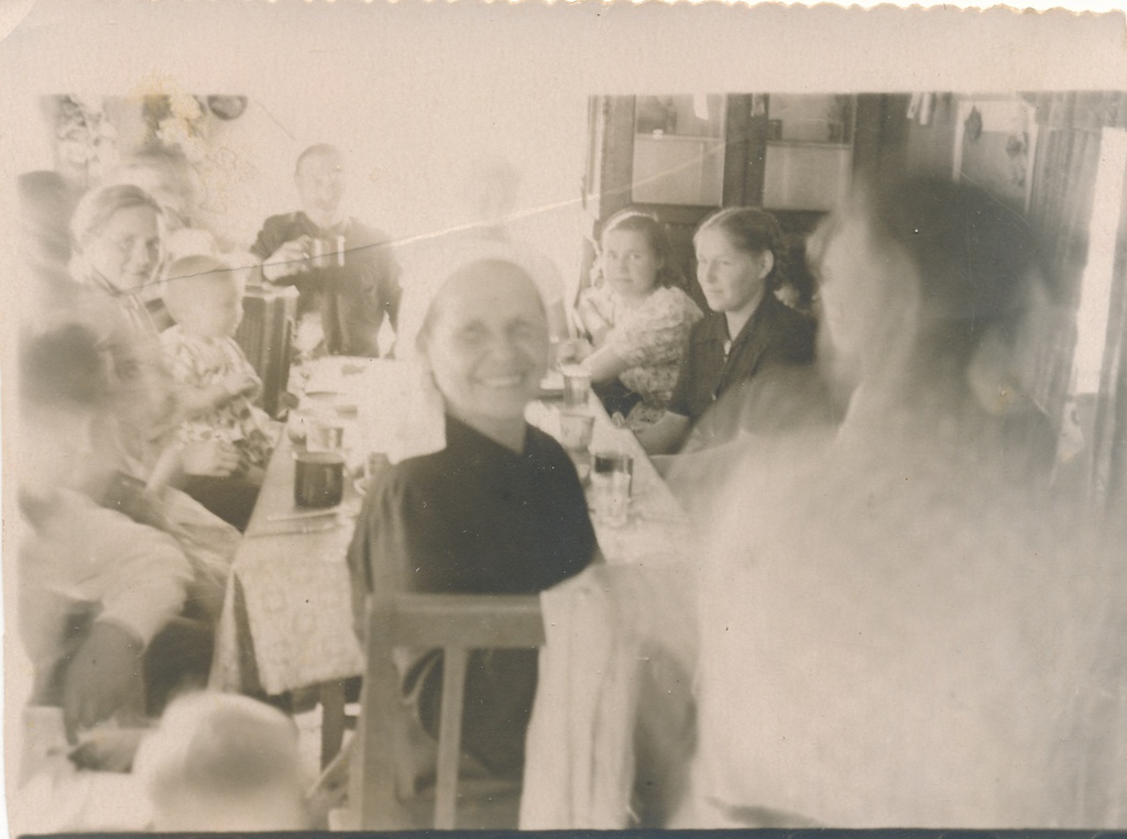 Фото "Застолье", 1950-е, г. Тобольск, Савинский затон, дер. Лутовинино ...