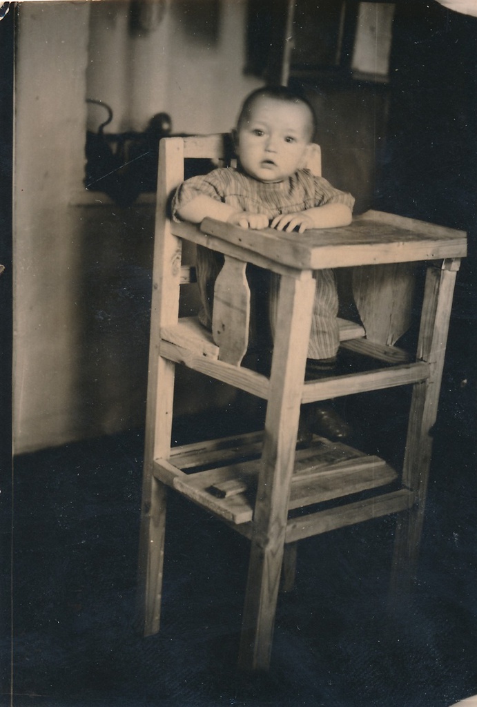 Фото "На высоком стуле", 1957 - 1958, г. Тобольск, Савинский затон, дер ...