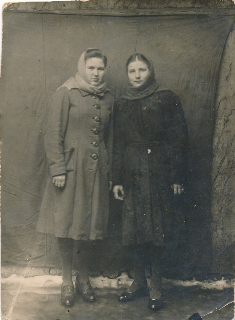 Две девушки в платках, 7 марта 1948. Подпись на обратной стороне: «На память дорогим сестренкам и брату от сестры Лизы. 26.03.48 г. 7 марта 1948 г. Зина К. и Лиза М.».