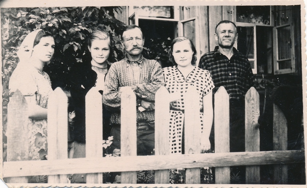Фото "Групповой портрет семьи у забора", 1950-е, г. Тобольск, Савинский ...