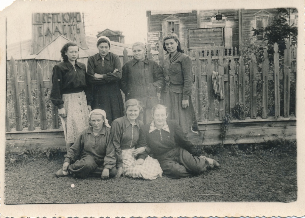 Групповой портрет «Советскую власть», 1950-е. Во втором ряду вторая справа – Тамара Ильинична Лутовинина.