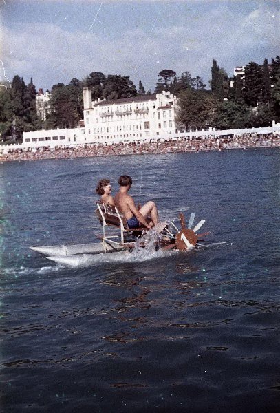 На водном велосипеде, 1966 - 1968, Краснодарский край, г. Сочи. Выставка «Лето 1960-х» с этой фотографией.